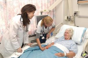 Правила и рекомендации по уходу за больными после инсульта Можно ли лежать больному на парализованном боку